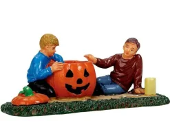 Lemax 72487 - Pumpkin Carving - Spooky Town Figurines* Lemax Spooky Town Figurines